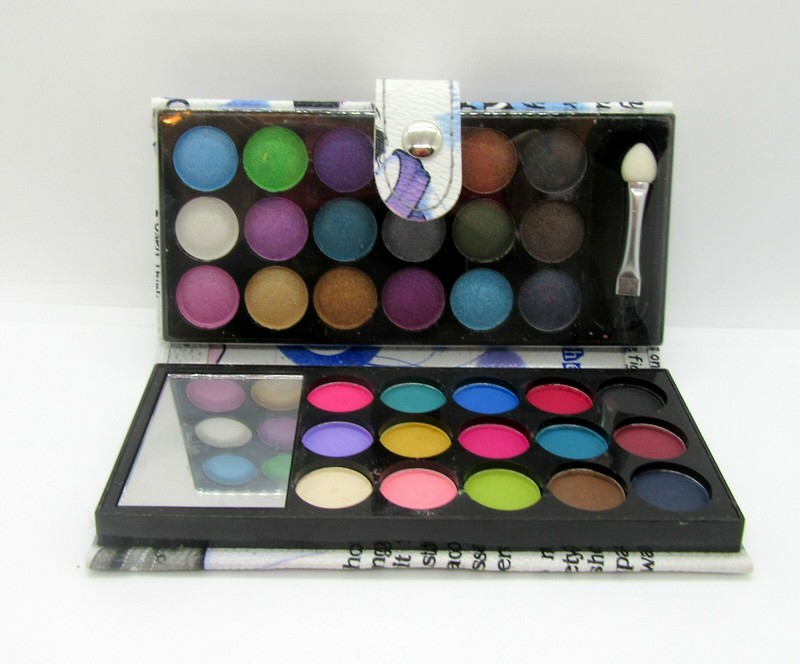Eyeshadow in Travel Case with 15 Matte Shades and 18 Shimmers 5″ by 3″