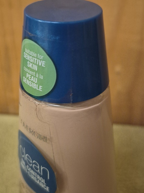 VINTAGE CoverGirl Clean Oil Control Liquid Foundation 520 Creamy Natural GLASS gallery