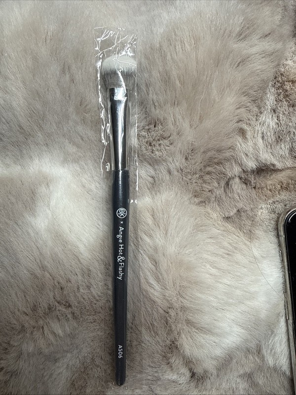 BK Beauty Brushes Angie HOT & FLASHY A506 Concealer Brush Kitten Paw NEW