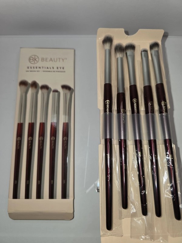 BK BEAUTY ESSENTIALS Eye Brush Box Set -5-piece Set – New with Box-
