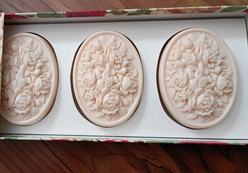 Saponificio Artigianale Fiorentino Il Giardino di Fiori Rose Soap Set 3x4.37 oz gallery