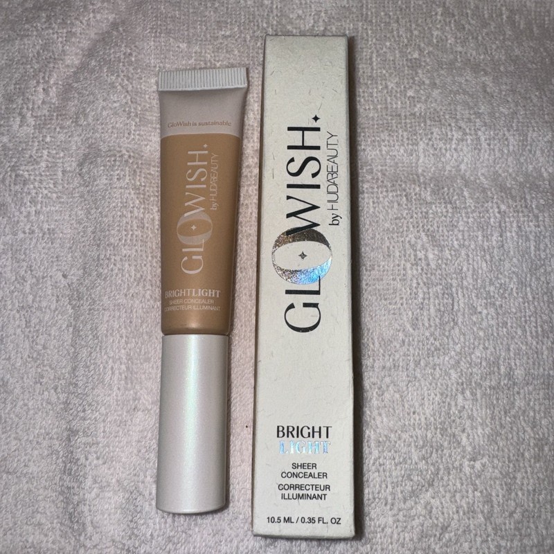 10 Huda Beauty Glowish Bright Light Sheer Concealer FAIR COOL 1.5 Full Size gallery