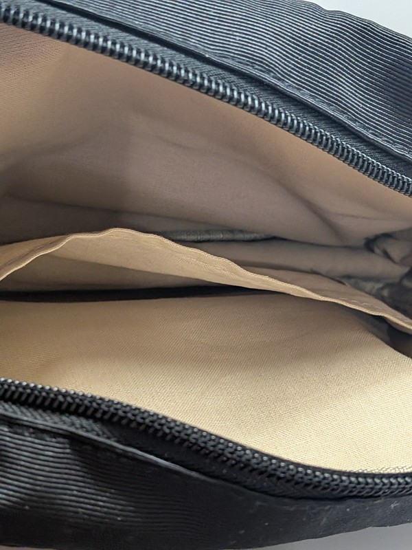 Gucci Beauty Black Fabric Makeup Bag Zipper Lined Beige Interior gallery