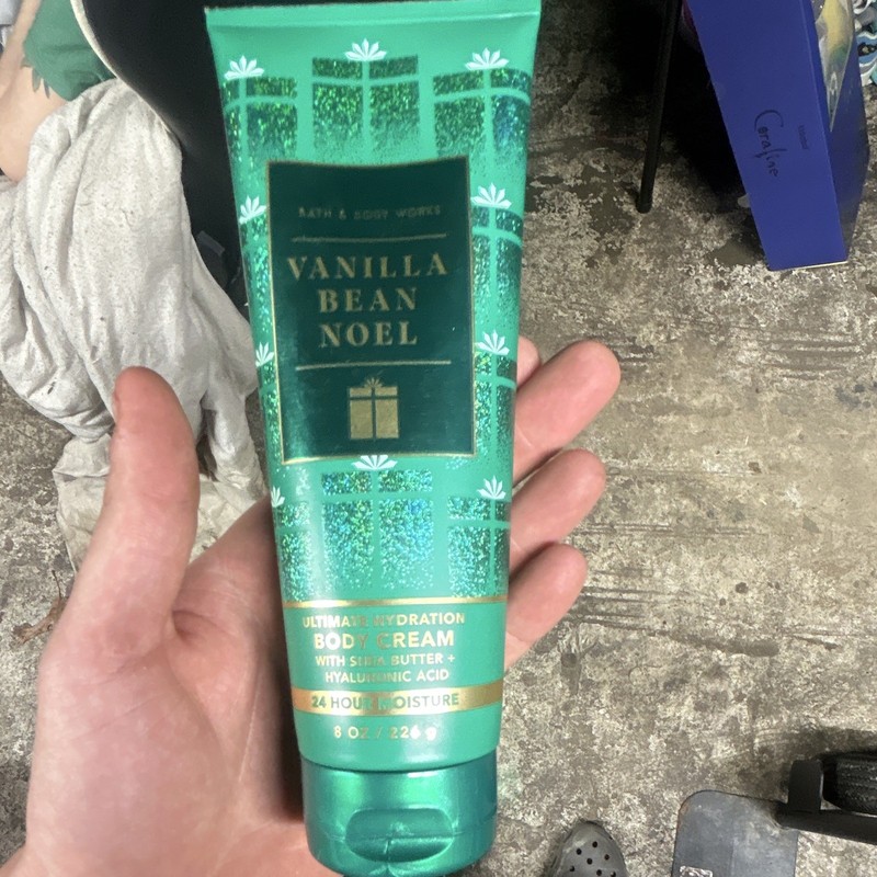 Bath & Body Works Vanilla Bean Noel 24Hr Moisture Body Cream w/ Shea + HA 8 oz