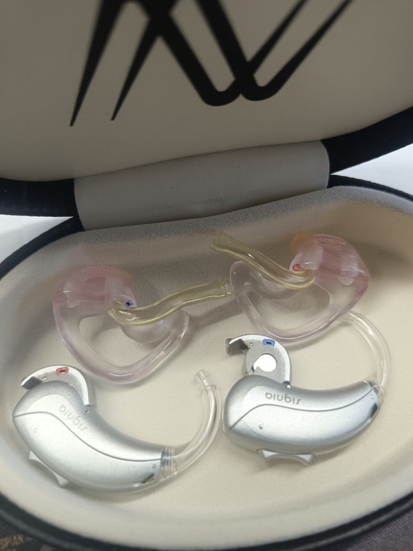 Pair of Signia Motion 13 BT 7Nx Premium Bluetooth Hearing Aids – Excellent Condi