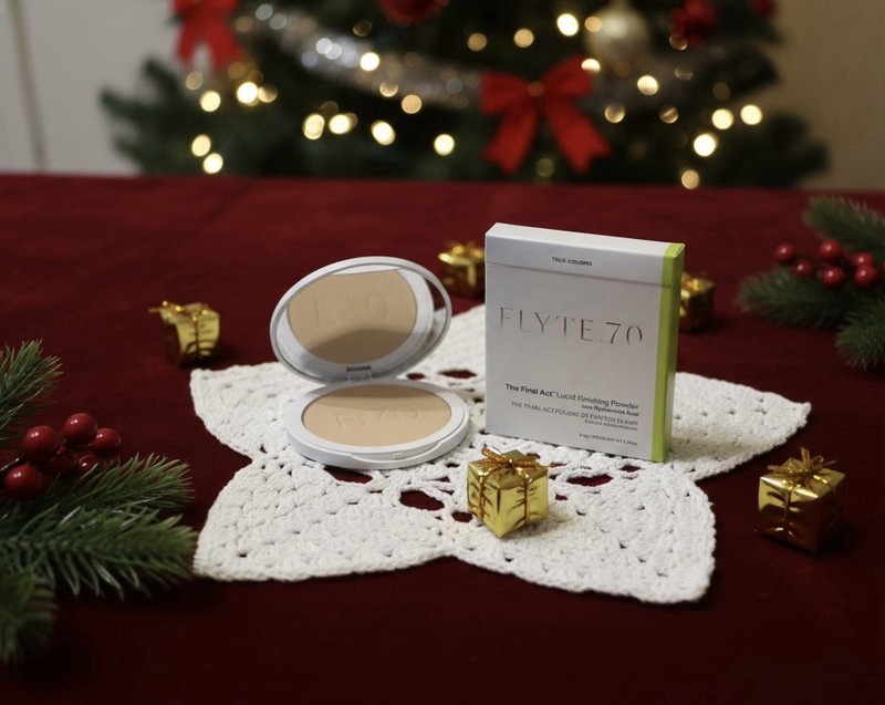 FLYTE.70 Holiday Finishing Powder 0.35 oz Brand New In Box Full Size