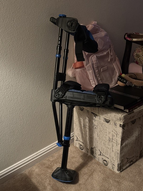 iWALK Free 3.0 Hands Free Crutch Pain Free Knee Crutch Alternative to Crutches
